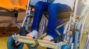 Criança especial na cadeira de rodas